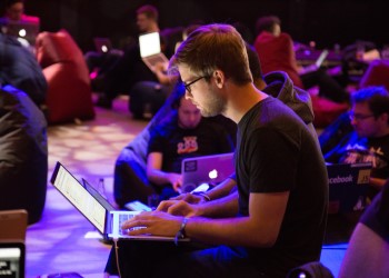 Grupo de pessoas no laptop